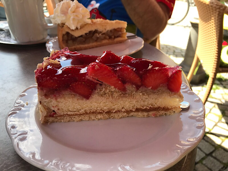 Strawberry torte